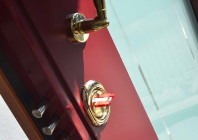 Porta blindata con serratura a cilindro europeo alto livello di sicurezza-parte esterna della porta