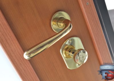 Porta blindata con serratura a cilindro europeo alto livello di sicurezza-parte interna della porta