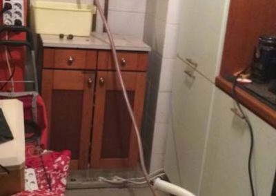 Pulizia dell'impianto dell'acqua sanitaria, otturato con calcare, con l'aparecchiatura speciale con l'acido