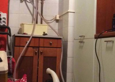 Pulizia dell'impianto dell'acqua sanitaria, otturato con calcare, con l'aparecchiatura speciale con l'acido 2