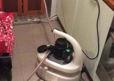Pulizia dell'impianto dell'acqua sanitaria, otturato con calcare, con l'aparecchiatura speciale con l'acido 3